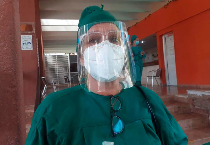 La doctora Lissette agradece al turismo por poner sus instalaciones al servicio de la Salud. Foto: Noryis