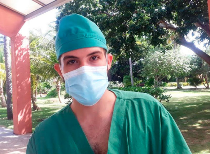 Los ojos del joven médico Luis Ángel Castillo resumen el cansancio de meses de intenso trabajo. “El mayor placer es ver la buena evolución de los niños”, afirma. Foto: Noryis