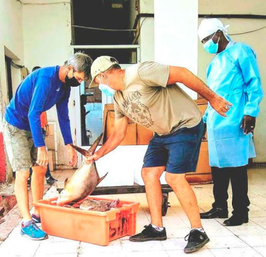 Más de 50 libras de pescado donaron los pescadores de la calle 17 en Varadero. Foto: Web de Villa Tortuga
