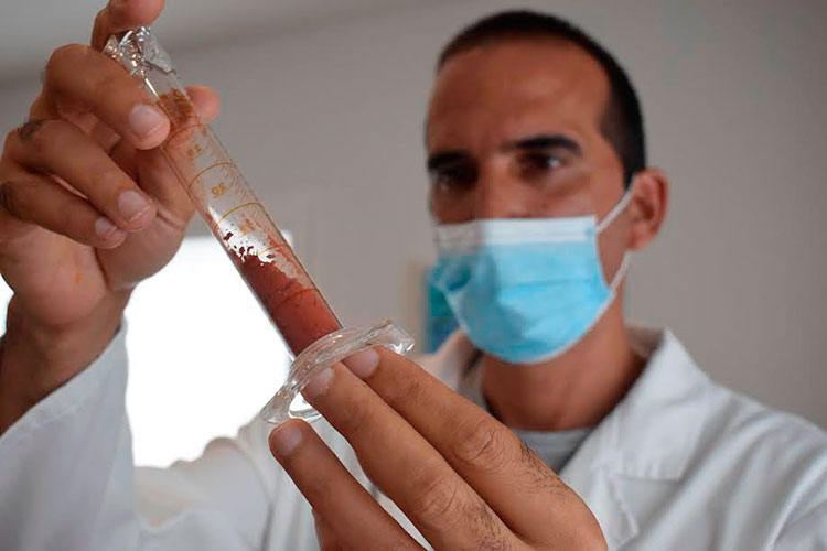 Yanier Núñez Figueredo, director del laboratorio de neurofarmacología experimental, también líder del proyecto relacionado con las investigaciones encaminadas a la búsqueda de medicamentos neuroprotectores. Foto: Agustín Borrego