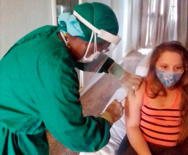 Los pacientes del centro avileño de atención pediátrica cuentan con la experiencia y solidaridad de Yliana Jaramillo Hernández, licenciada en enfermería, internacionalista y trabajadora del hospital ginecobstétrico Mariana Grajales, de Villa Clara. Foto: Cortesía de Yliana Jaramillo Hernández