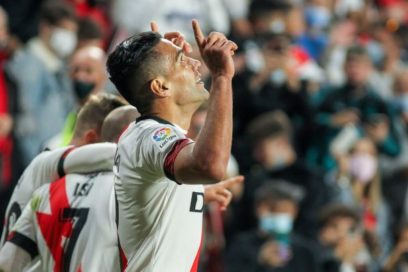 Resultados España: El FC Barcelona cayó 0-1 ante el Rayo Vallecano, que sumó tres puntos con la diana del tigre Radamel Falcao. Mientras, el Real Madrid no pudo pasar del empate sin goles ante el Osasuna en el Santiago Bernabéu.