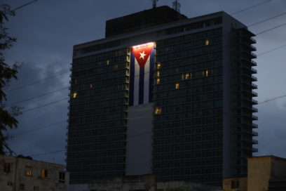 La Bandera de la estrella solitaria en lo más alto del Hotel Habana Libre
