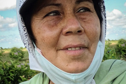 Mujer rural como una Caperucita Verde