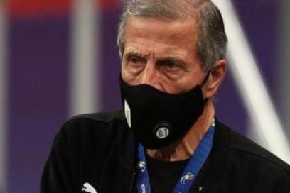 Óscar Tabárez: «Al rival hay que respetarlo. Viene con más de 20 partidos sin perder. Tiene a Messi, a un jugador que es el rey de la eficacia y de la precisión, que hace un aporte extra. Hay que tratar de controlarlo», expresó el DT uruguayo.