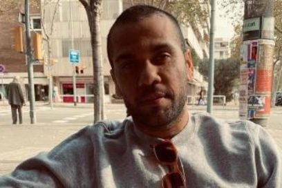 Mientras está sin equipo, Dani Alves aparece por Barcelona.