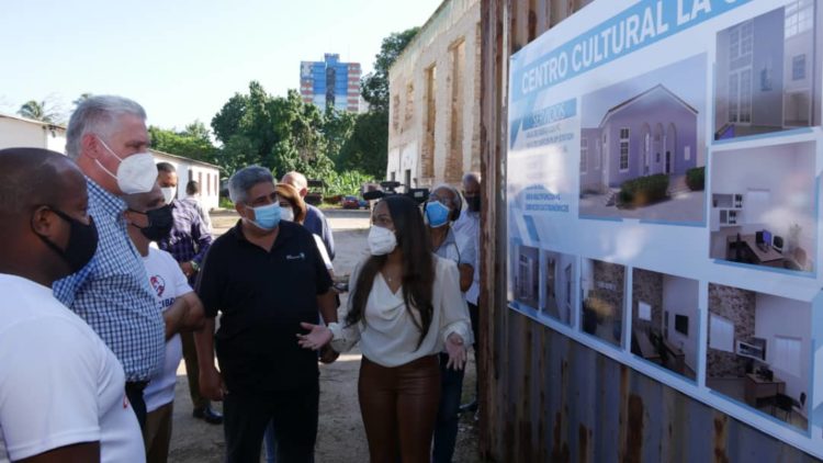 El Presidente cubano Miguel Díaz-Canel recorre el barrio capitalino La Corbata