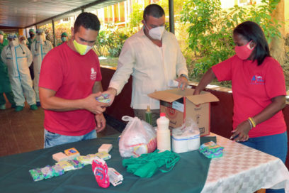 Entregan donativo al Centro COVID-19, del hotel Puesta del Sol