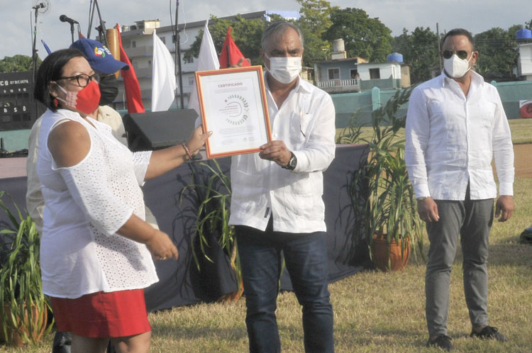 El béisbol recibe el diploma que lo acredita Patrimonio Cultural Inmaterial de la Nación. Foto: José Raúl Rodríguez Robleda.