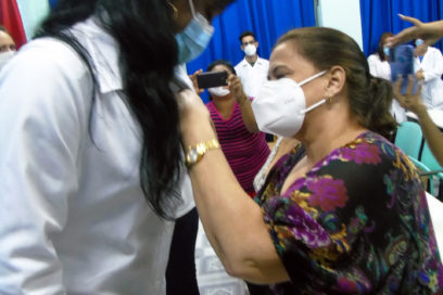 Condecoran a valientes de batas blancas