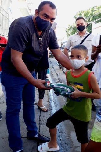 Entrega de donativo a hogar de niños sin amparo familiar en Las Tunas, de empresas del sector de la Construcción y acto de reafirmación revolucionaria. Foto: Jorge Pérez Cruz