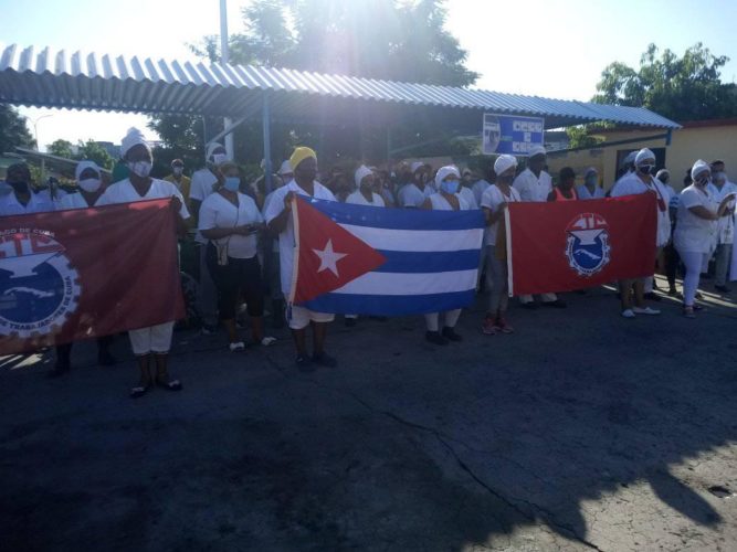 Los colectivos santiagueros hacen un alto para reafirmar su apego a la revolución socialista. Foto: Zenaybis Leyva
