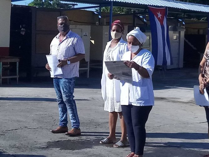 En el polígono Barquillo, de la Industria Alimentaria, se dio lectura al editorial La razón es nuestro escudo. Foto: Zenaybis Leyva