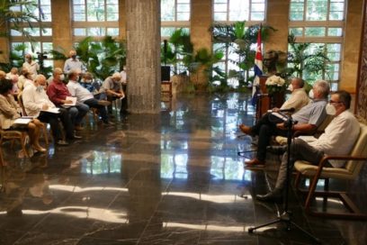 Intercambió Presidente cubano con miembros de la Academia de Ciencias