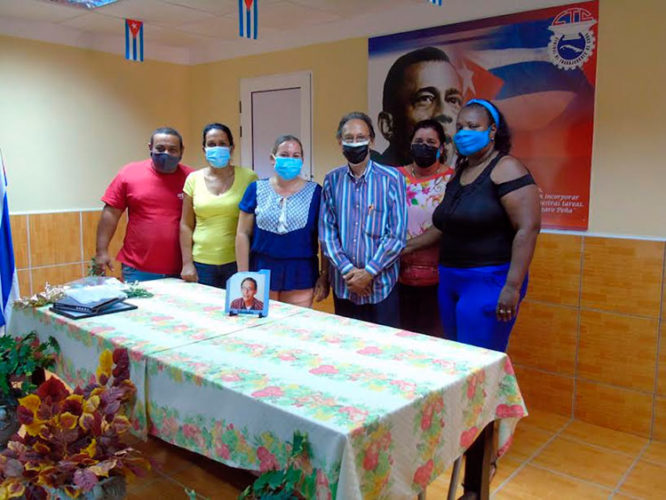 Ángel Vilela Varela (segundo de derecha a izquierda) fue estimulado por haber sido fundador del primer Comité de la CTC en Cienfuegos. Junto a él los integrantes del Secretariado Provincial de esa organización. Foto: Barreras Ferrán