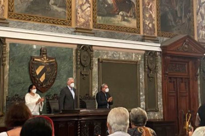 Asiste Presidente cubano a reconocimiento a historiadores cubanos en el Aula Magna