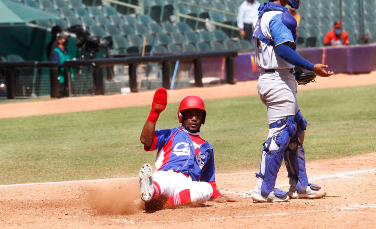 Chapelli anota la única carrera de Cuba ante Colombia. foto: www.wbsc.org