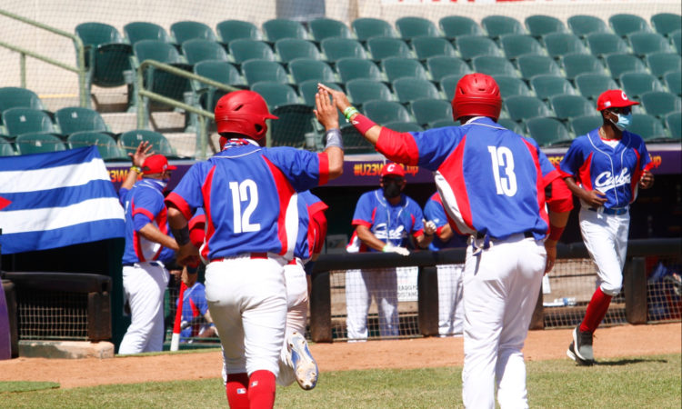 Cuba festeja su victoria ante Panamá. Foto: www.wbsc.org