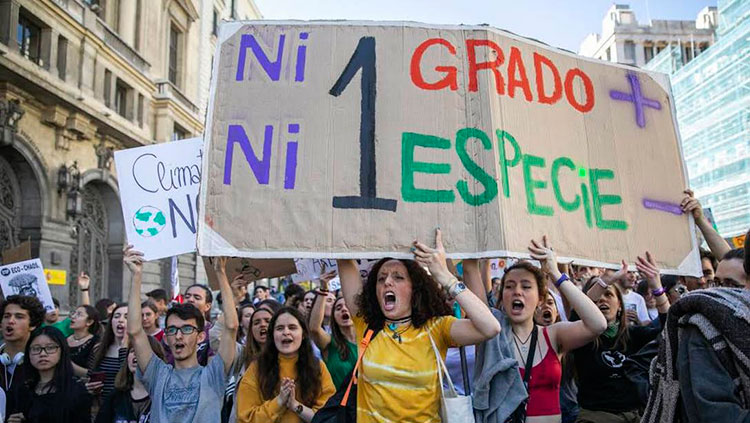 Aumenta la movilización mundial que exige frenar el calentamiento global. En esa demanda crece la participación de los jóvenes, el segmento poblacional que más amenazado tiene su futuro. Foto: Tomada de El País