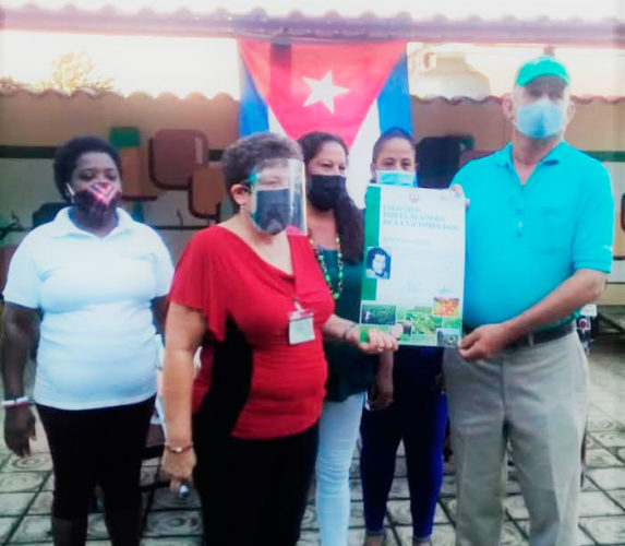 Durante la celebración del Día del Trabajador Agropecuario fueron entregados las distinciones Marcos Martí y el reconocimiento “El Sendero de la Victoria. Foto: Cortesía de Marbelis Oms Villavicencio, secretaria provincial del SNTAFT