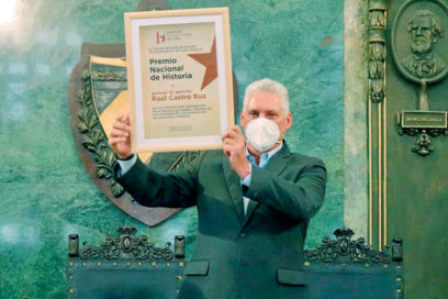 Otorgan a Raúl Premio Nacional de Historia (+ Fotos)