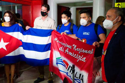 Arriba donación organizada por el proyecto solidario entre Cuba e Italia Por un abrazo
