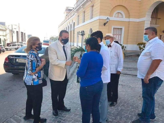 Mohamed Maher El-Adawy (segundo de izquierda a derecha) apreció los valores culturales y arquitectónicos de la tricentenaria urbe de Matanzas. Foto: Tomada de la web de Radio 26