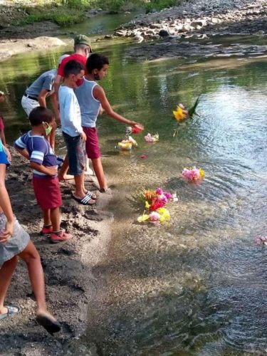 En cada rincón de la geografía espirituana se lanzaron flores al agua en homenaje Camilo. Foto: Yamani Jáuriga