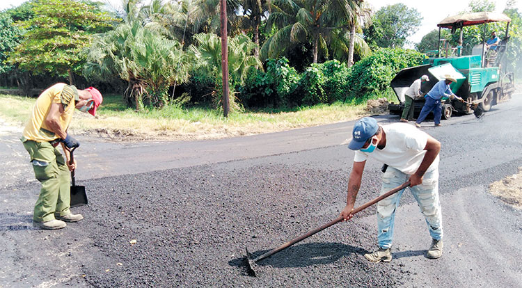 Más de 2 mil 300 toneladas de asfalto se han vertido en las dañadas arterias del conocido barrio capitalino. Foto: Alberto Núñez