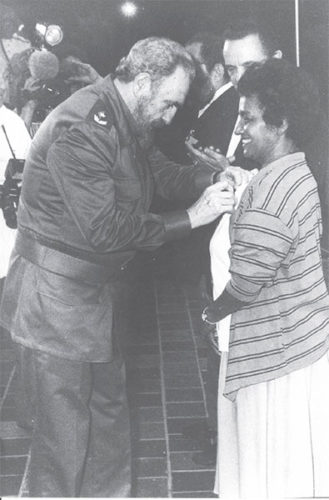 Fidel condecora a Marta Rojas como Heroína del Trabajo de la República de Cuba. Ocurrió en marzo de 1999, cuando se celebraba el 7.o Congreso de la Unión de Periodistas de Cuba. Foto: Carlos Cánovas