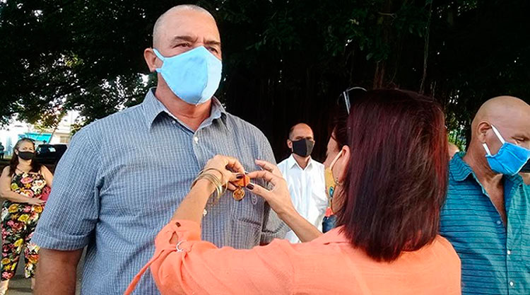 La Medalla Hazaña Laboral fue otorgada a ocho trabajadores cienfuegueros. Foto: Cortesía SNTTP