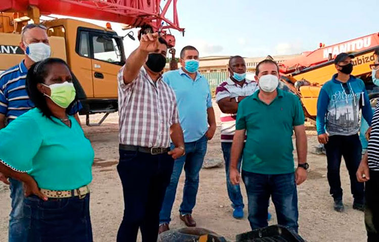 Misael Rodríguez Llanes (delante, primero de derecha a izquierda) junto con otros miembros del Secretariado Nacional del SNTC y directivos en la fábrica de cemento en Santiago de Cuba. Foto: Cortesía SNTC
