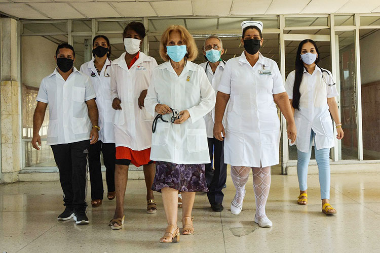 La doctora Escobar marca pasos de vanguardia y tras su ejemplo van los alumnos, los colegas, todos los que reconocen los méritos que la convirtieron en Heroína. Foto: Miguel Rubiera