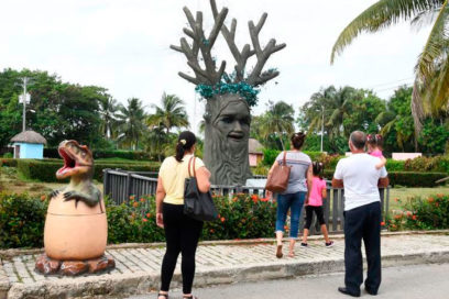 Parque temático de dinosaurio atrae la atención infantil (Fotorreportaje)