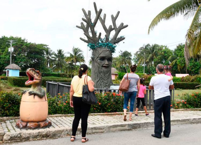 Familias disfrutan de los muñecones exhibidos en un área del parque temático de dinosaurios, en La Habana, el 31 de octubre de 2021. Foto: Joaquín Hernández Mena/Trabajadores