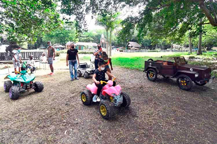 Niños disfrutan en un área de diversión en el parque temático de dinosaurio, en La Habana, el 31 de octubre de 2021. Foto: Joaquín Hernández Mena/Trabajadores