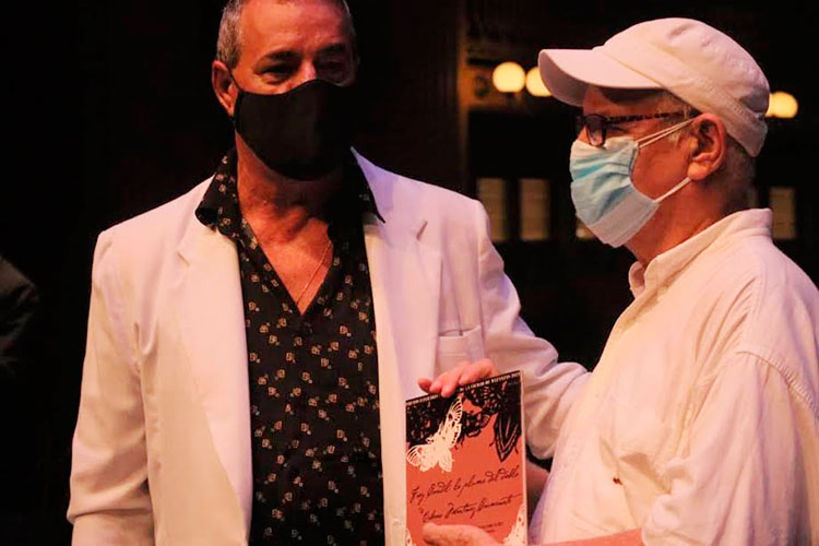 El historiador Urbano Martínez Carmenate triunfó en la categoría de ensayo. Foto: Tomada de la web Radio 26