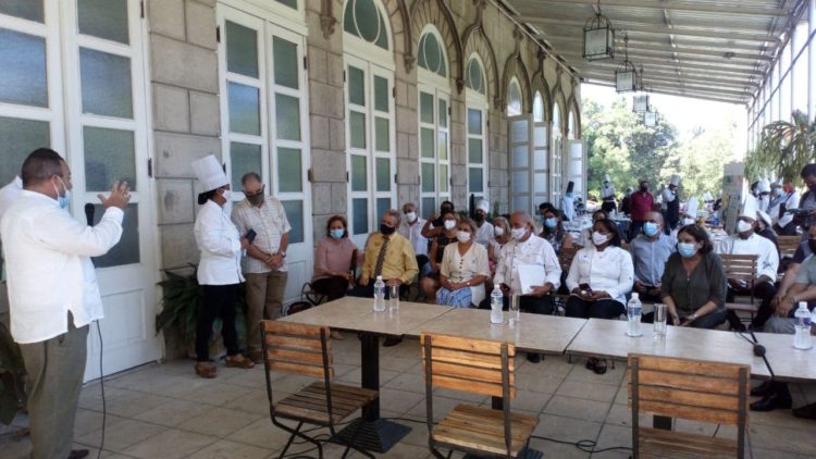 Conferencias sobre alimentación saludable en el intercambio culinario en el Parque Tecnológico Finca de los Monos. Fuente: Autora