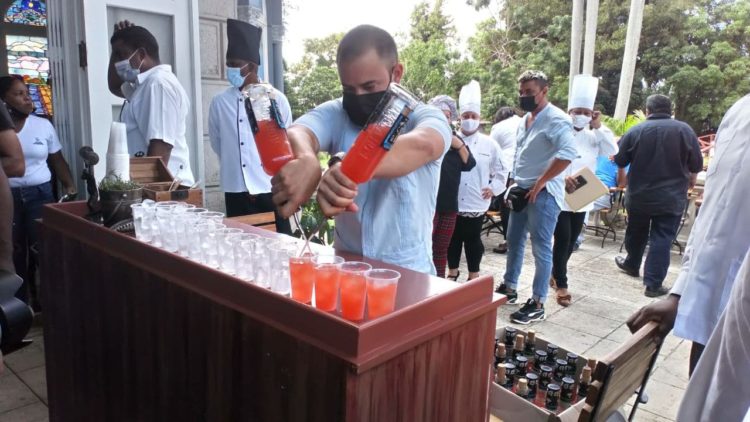 La Asociación de Cantineros de Cuba (ACC) también estuvo presente y se elaboraron cócteles para los presentes, como muestra de los excelentes lazos de trabajo entre la FCC y la ACC. Fuente: Autora