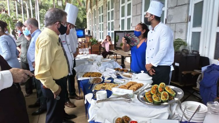 Muestra expositiva de menús saludables en el Parque Tecnológico Finca de los Monos organizado por la FCC y auspiciado por la representación en Cuba del Programa Mundial de Alimentos de la Naciones Unidas. Fuente: Autora