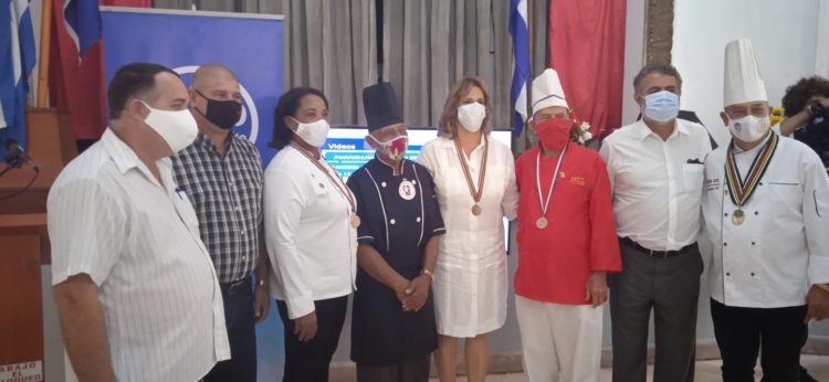 Entrega de condecoraciones al mérito culinario. Fuente: FCC