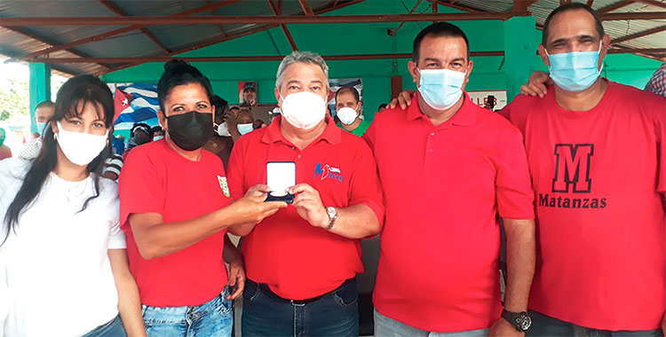 El presidente de la UBPC y representantes de sus organizaciones recibieron el Sello 80 Aniversario de la CTC de manos de Guilarte De Nacimiento. Foto: Noryis