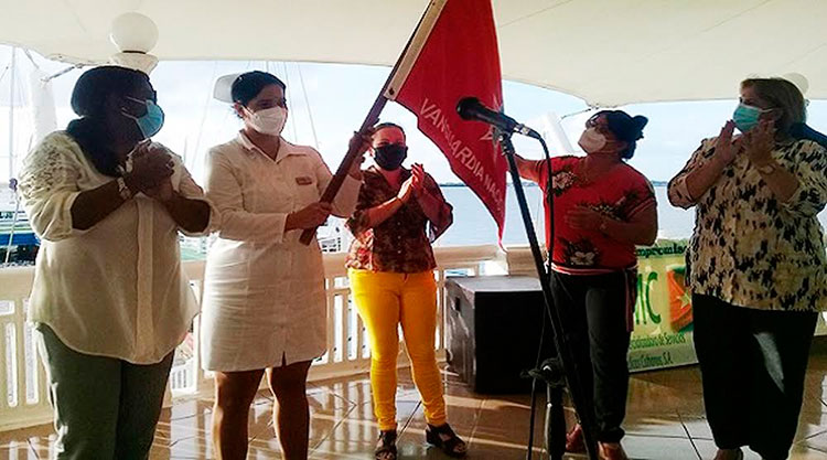 Entrega de la bandera de colectivo Vanguardia Nacional a la Sucursal en Cienfuegos de los Servicios Médicos Cubanos. Foto: Periódico 5 de Septiembre