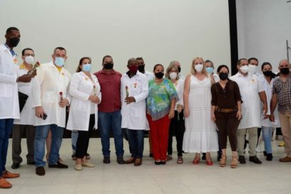 Aplausos por la entrega