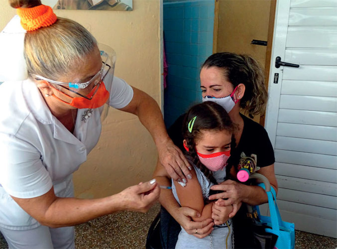 Los niños recibieron la primera dosis de Soberana 02. Foto: Dainerys Torres Núñez