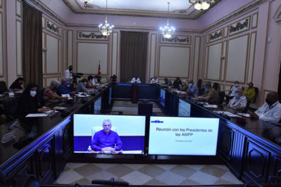 Presidente de Cuba insiste en perfeccionar relaciones gobierno-pueblo