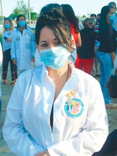 La licenciada Yanelis recibió recientemente la Medalla Hazaña Laboral en reconocimiento a los resultados sobresalientes de su desempeño integral y la destacada actitud que manifiesta en cada jornada laboral. Foto: Ramón Barreras Ferrán