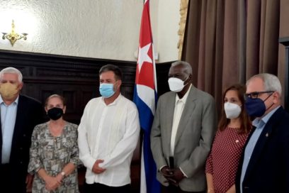 Recibe Esteban Lazo al eurodiputado Manu Pineda