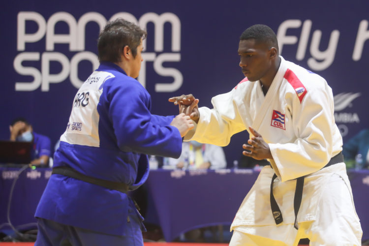 Omar Cruz León (blanco) de Cuba, campeón panamericano. Foto Roberto Morejón Rodríguez. Periódico JIT, Inder.