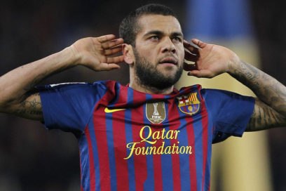 El lateral brasileño Dani Alves pasó el reconocimiento médico en el hospital de Barcelona y se pondrá hoy a las órdenes de Xavi Hernández. Alves será presentado el miércoles en un acto abierto al público en el Camp Nou.
